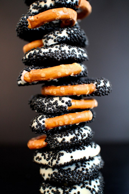 Black and White<br> Chocolate Dipped Pretzels<br>