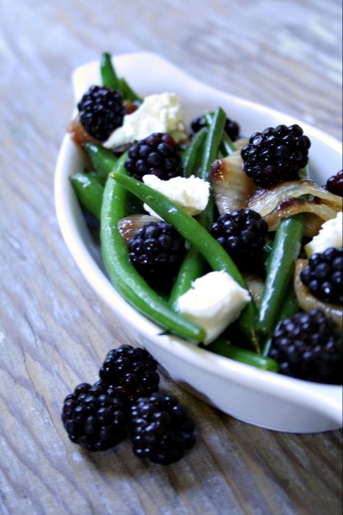 Green Beans with Blackberries, Caramelized Onions and Goat Cheese