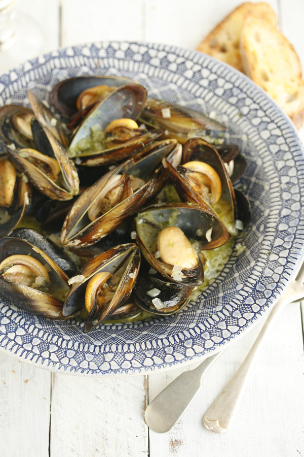 Mussels Steamed in Wine with Parsley Pesto