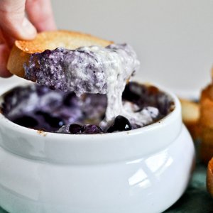 Hot Blueberry Cheddar Dip with Toasty Bread