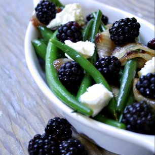 Green Beans with Blackberries, Caramelized Onions and Goat Cheese